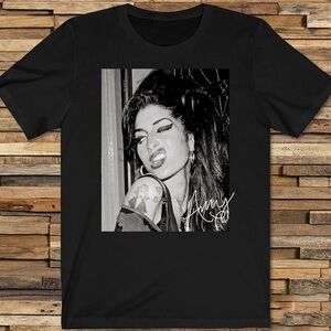 Gildan Black Graphic Tee Vintage Amy Winehouse T-Shirt